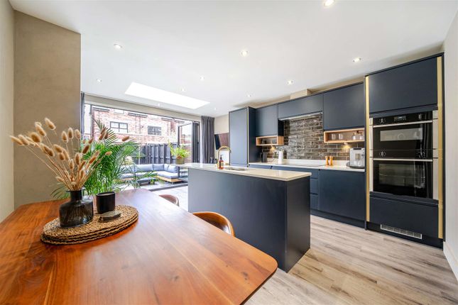 5, Foundry Close, Manchester photo 2