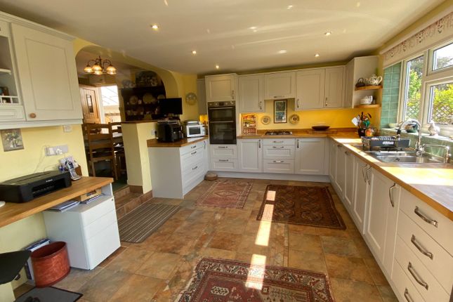 7, Combe Close, Taunton photo 2