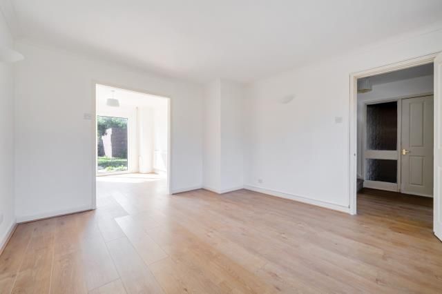 4, Sandhills Way, Reading photo 2