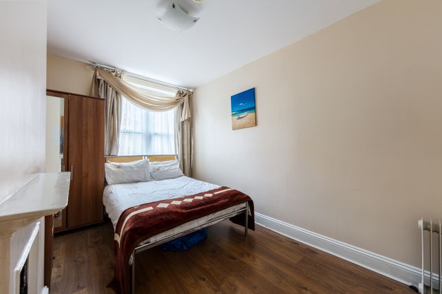 Flat to rent in Delany House, Thames Street, London