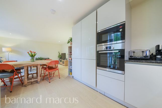 Flat for sale in Courland Grove, London