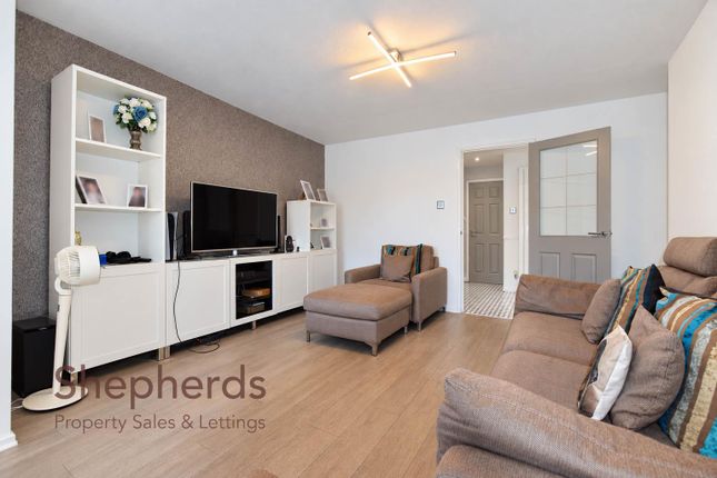 13, Lavender Close, Cheshunt photo 2