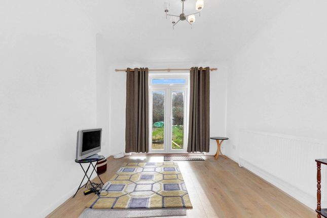 Flat for sale in Hollydale Road, Peckham, London