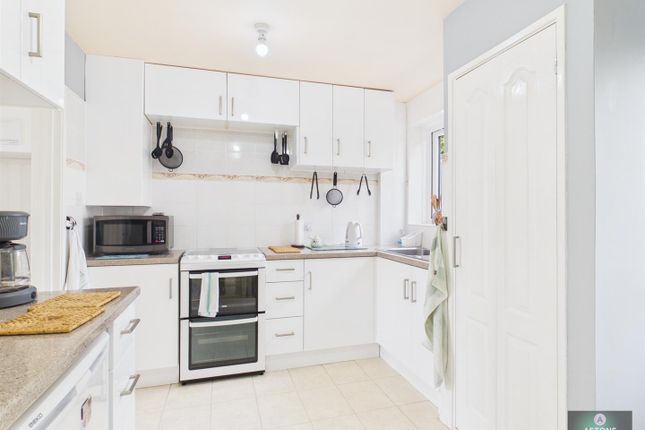 6, Windrush Close, Gossops Green photo 2