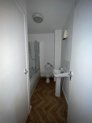 Flat 12, 19 Croft Street, Dewsbury photo 4
