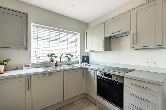 98, Lower Road, Fetcham photo 3