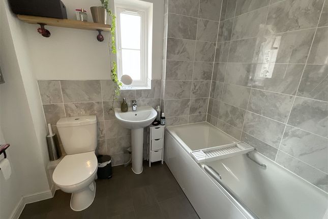 Bloom Close, Worthing photo 5