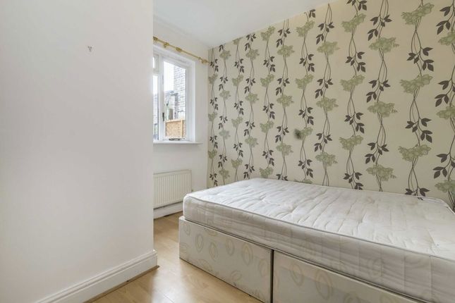 Northfield Avenue, London photo 4