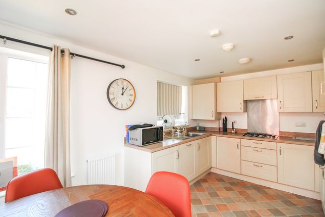 19, Jade  Way, Crawley photo 4