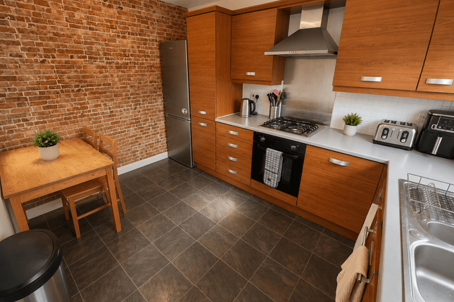 6 Yew Street, Hulme, MANCHESTER photo 3