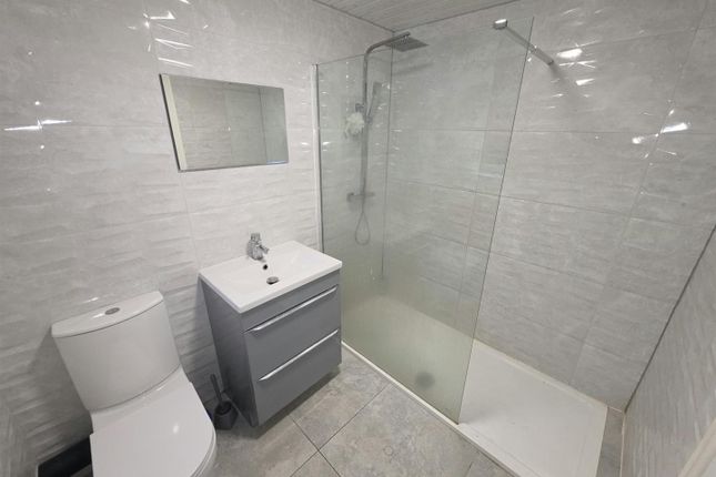 Room 1, 409, Church Road, Bolton photo 5