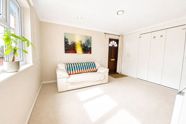 15, St Peters Gardens, Farnham photo 2