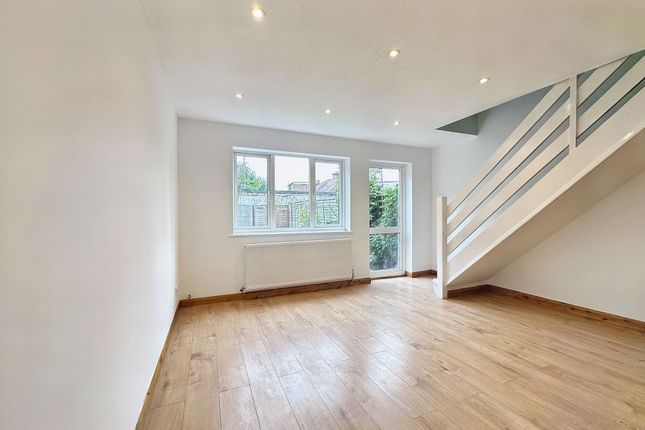 16 Tanglewood Close, Uxbridge photo 3