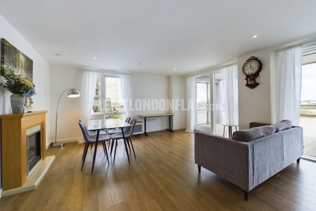 Flat to rent in Bessemer Place, London