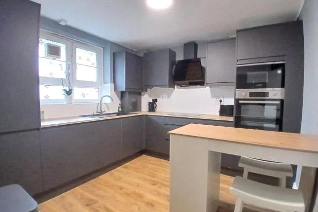Flat 14, Moira House,, Gosling Way, London photo 4