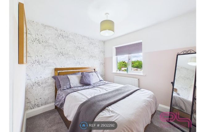 Farman Row, Henhurst Ridge, Burton-On-Trent photo 3
