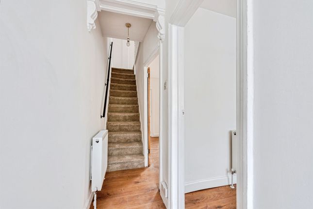 23, Rayfield Grove, Swindon photo 2