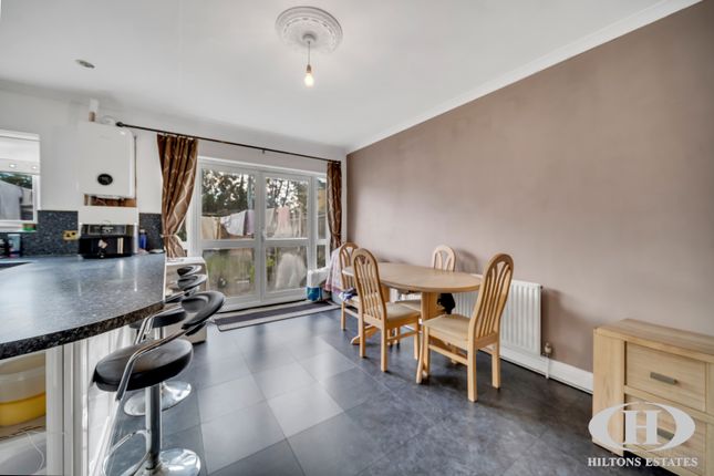74, Greenland Crescent, Southall photo 3