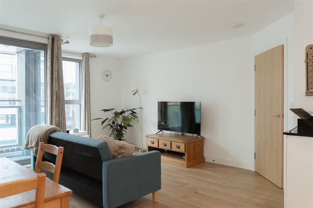 Flat 17 Queensgate, High Street, Redhill photo 4