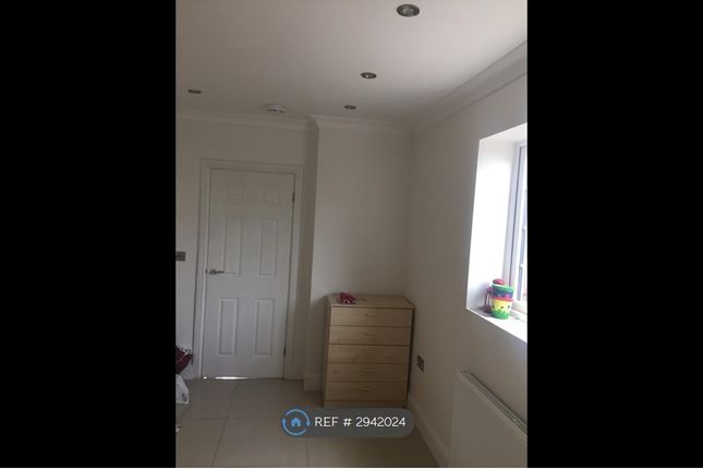 Graveley Avenue, Borehamwood photo 5