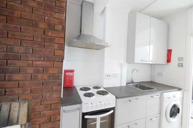 B, 27 Abbotsford Avenue, London photo 5