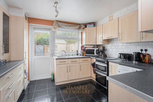 35 Holmcroft, Crawley photo 2