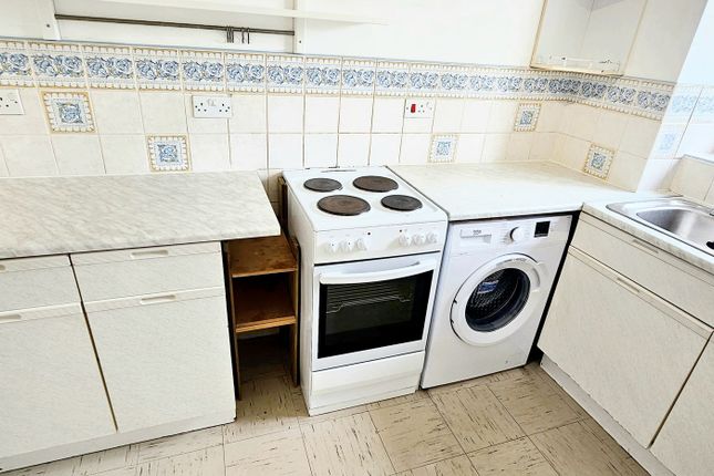 55 Leigh Hunt Drive, London photo 3