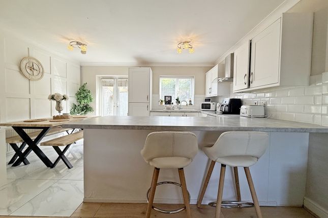 4, Rhiw'r Derwen, Pontyclun photo 3