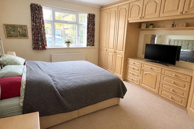 2, Beehive Road, Staines-upon-Thames photo 4