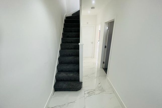 21, Vincent Road, Hounslow photo 2