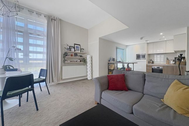 Flat 10, Hackett House, Glebe Farm Drive, Cambridge photo 3