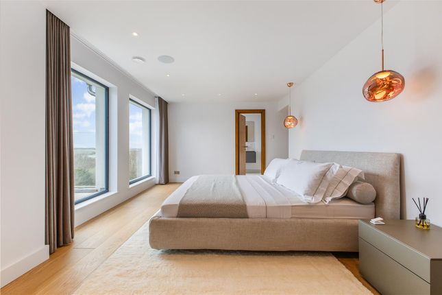Main Bedroom.Jpg