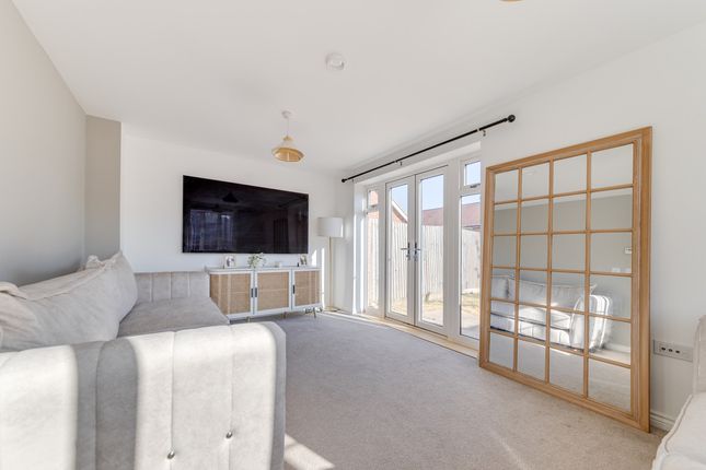 19, Jade Way, Crawley photo 3