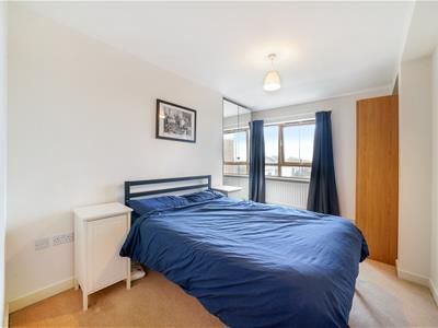 14 Plough Close, London photo 4