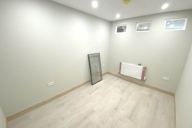 Stirling Way, Borehamwood photo 3