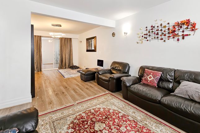 53, Upper Sutton Lane, Hounslow photo 3