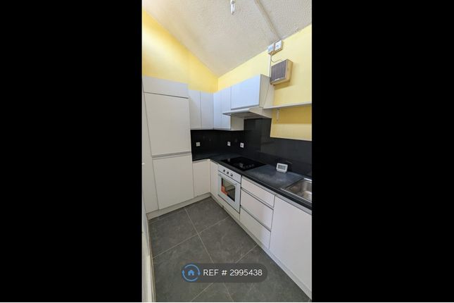 Flat, Pondfield House Elder Road, London photo 3