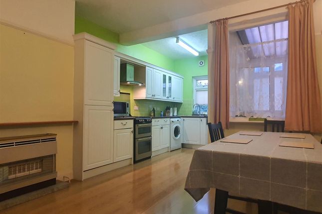 137, Falmouth Gardens, Ilford photo 3