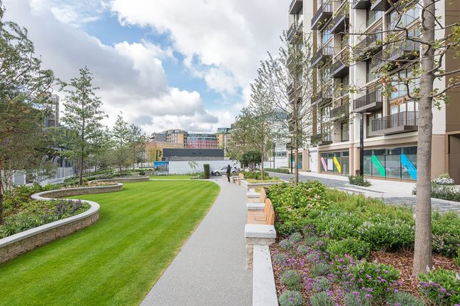 1-bed flat on 93 Lincoln Apartments,, Fountain Park Way, White City, £680,000