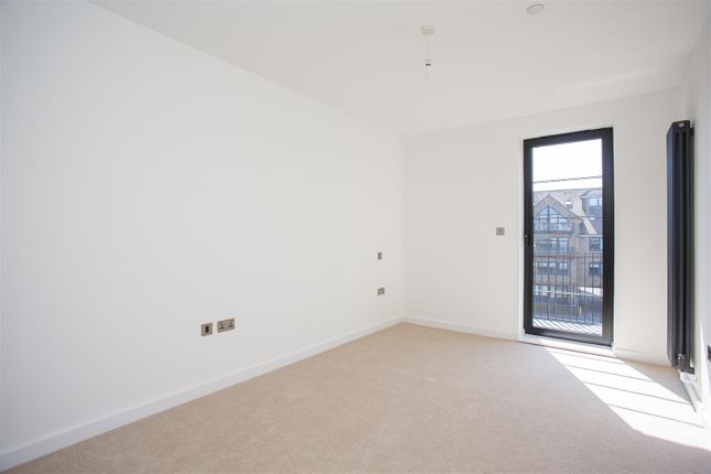 Flat for sale in Lyons Crescent, Tonbridge