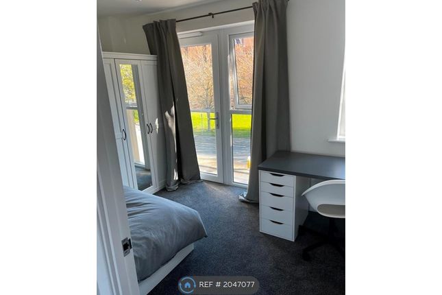 Room to rent in Stockport Road, Manchester M12