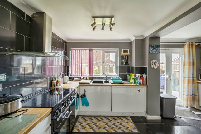 14, Wadworth Avenue, Doncaster photo 2