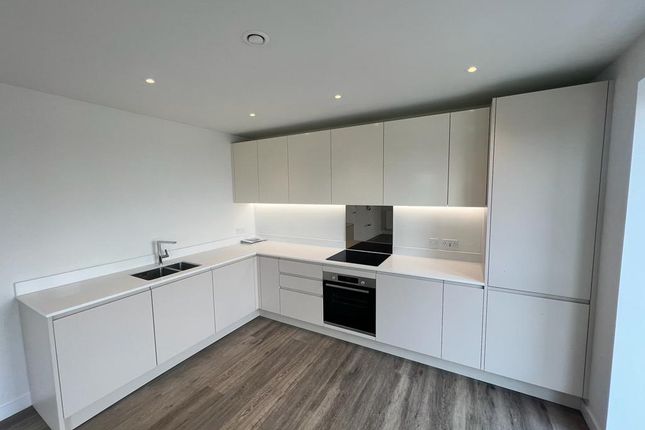 Flat to rent in Frogmore Avenue, Watford