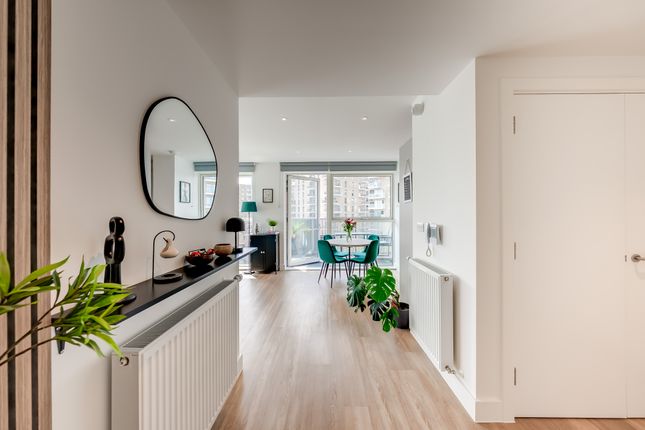 Flat 503, Gale House, Glenside Grove, London photo 3