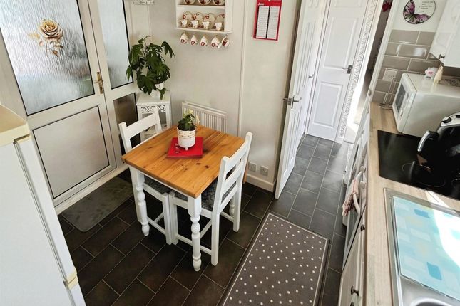 25, Werrington Grove, Peterborough photo 4