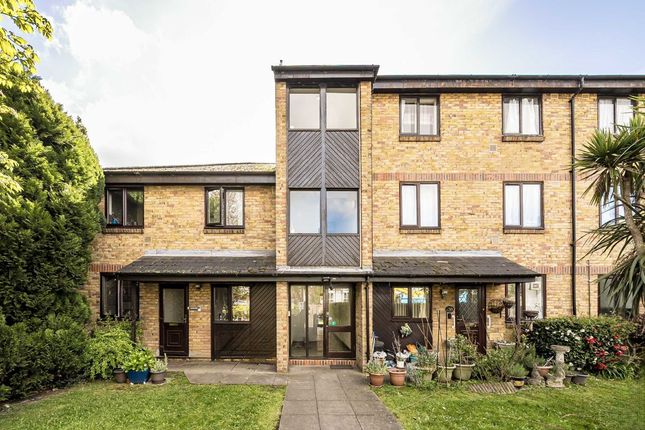Flat for sale in St. Stephens Road, Hounslow