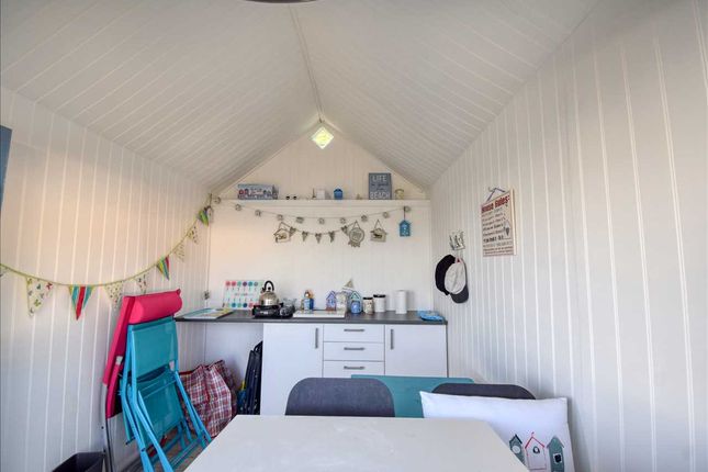 43, Southcliff Beach Hut, Walton on the Naze photo 3