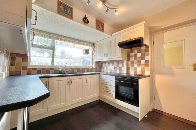 2, Warwick Place, Normoss photo 2