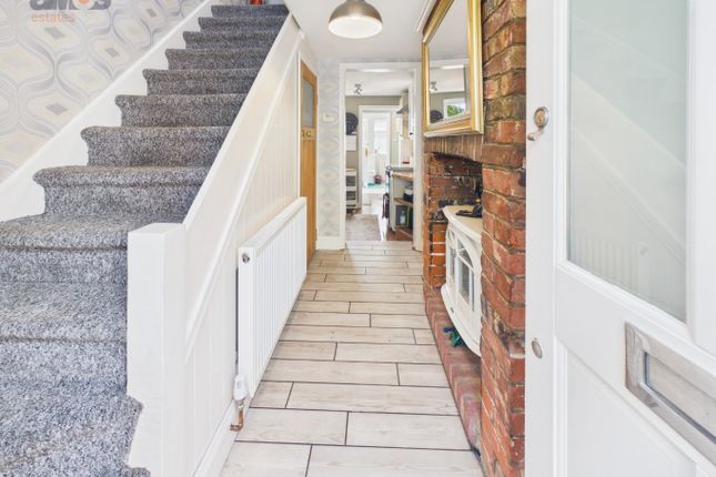 2 Russell Row, High Street, Rochford photo 3