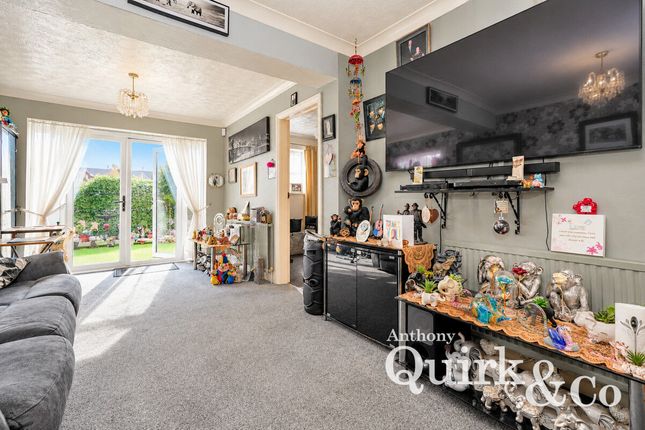 6, Miltsin Avenue, Canvey Island photo 2
